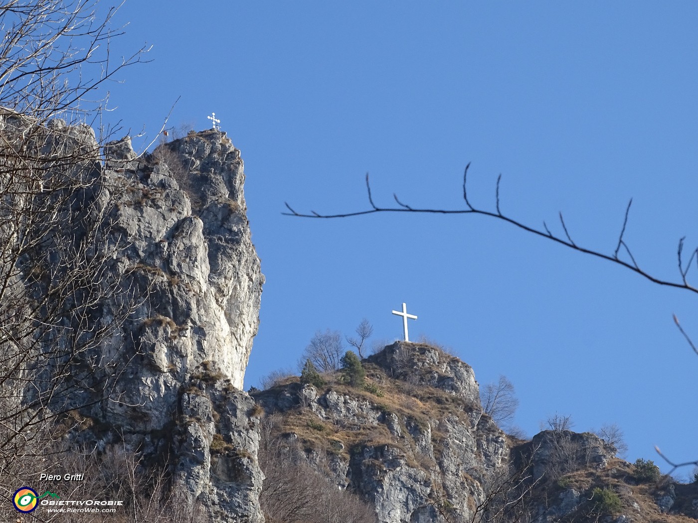 24 Zoom sulle croci del Monte Corno.JPG